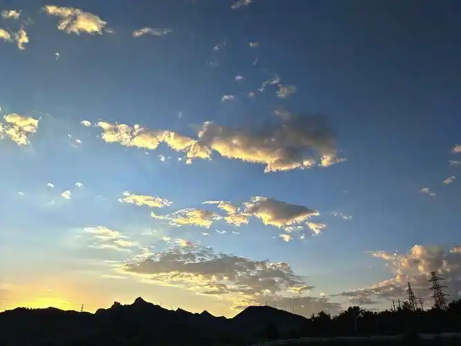 p>云彩,亦称"彩云",属 a target="_blank" href="/item/自然现象