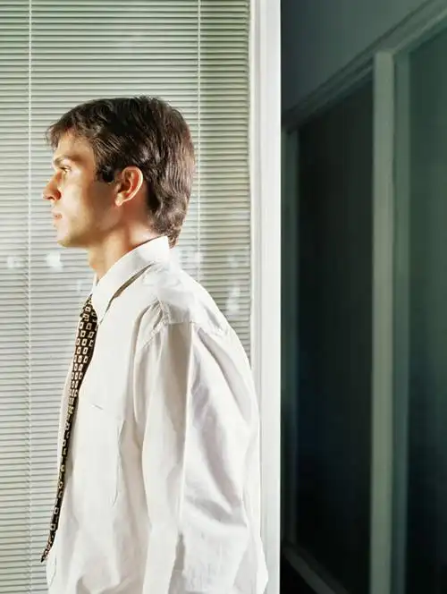 西方人,一个人,商务人士,商务男性,站,竖图,室内,白天,侧面,衬衫,窗户