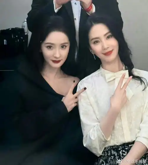 杨幂刘诗诗亲吻旧照