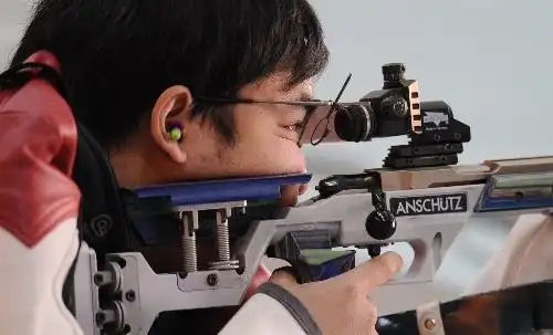 图文:男子50米步枪卧射决赛 康宏伟在比赛中