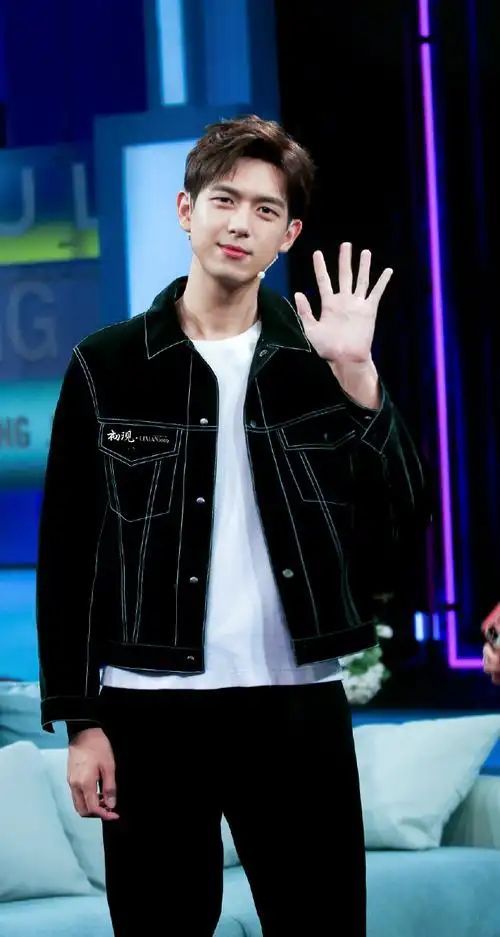 李现的ing#lx#向全世界安利李现#打招呼的手势特别清奇手腕真灵