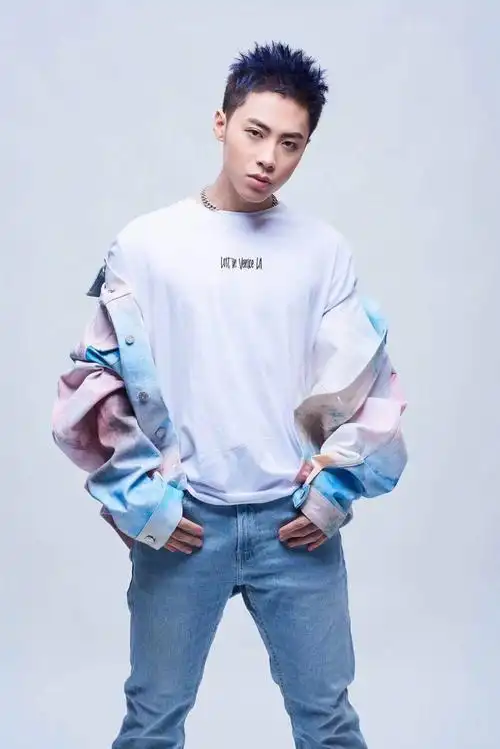 ice和王嘉尔强强联手新歌red让人热血沸腾