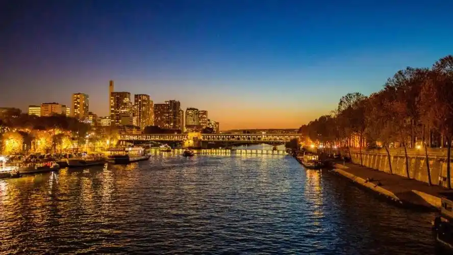 塞纳河畔夜景