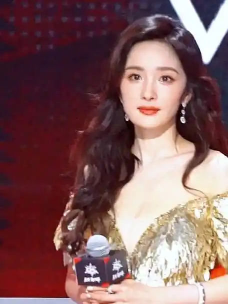 杨幂鎏金羽翼裙##杨幂深v鎏金长裙##杨幂晶核品牌代言人##今日信哪