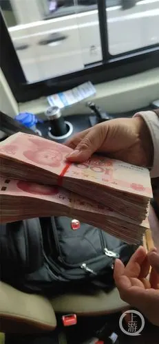 "包一打开,我们都被吓了一跳.包里有两捆人民币现金,总共2万元.