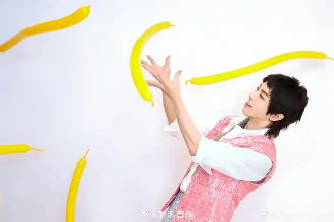 华晨宇丨生日大片78    纯白系 狼尾造型,酷拽又清新简约,元气十足!