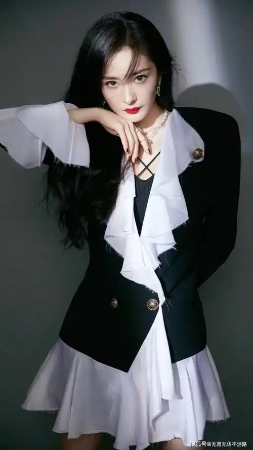 御姐杨幂一套修身的黑色高开叉裙子秀纤细的长腿性感迷人