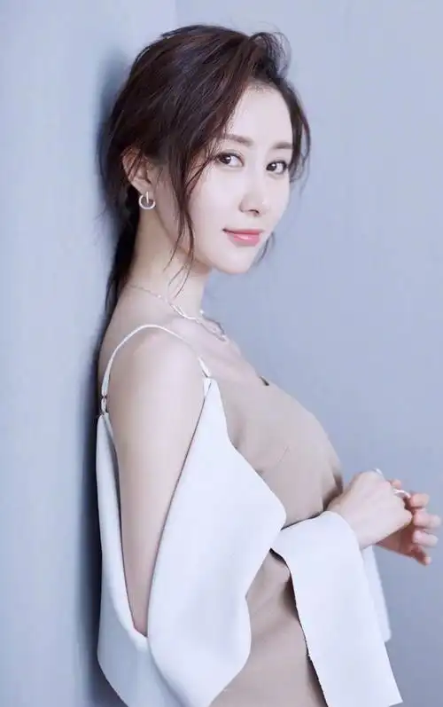 舒畅高清淡雅写真,惊艳迷人!__财经头条