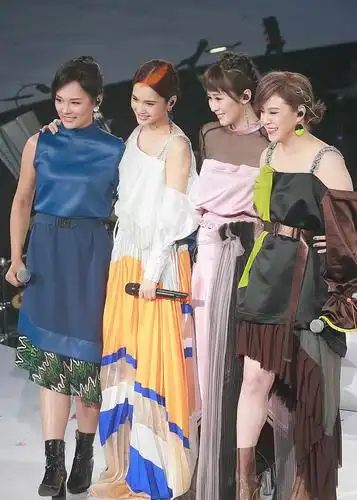 4 in love时隔16年再合体 杨丞琳与姐妹合体演唱感动落泪