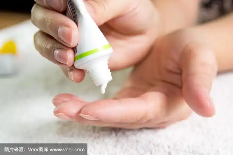 药膏.将药膏用于皮肤的治疗和水化.