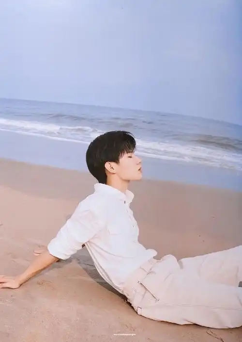 好清爽啊,这个锁骨00真的绝了00@时代少年团-张真源#夏日少年派