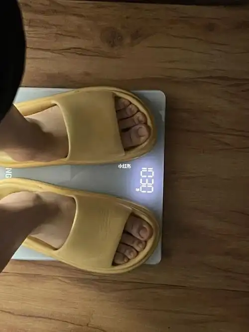 睡醒体重:103斤早:蒜蓉粉丝午:面包晚:牛杂粉宵:烧烤喝水1l