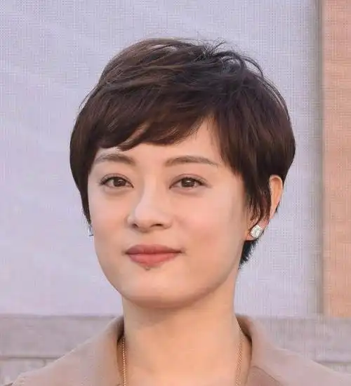 大脸女生适合的发型(脸大的女孩子不适合什么发型)