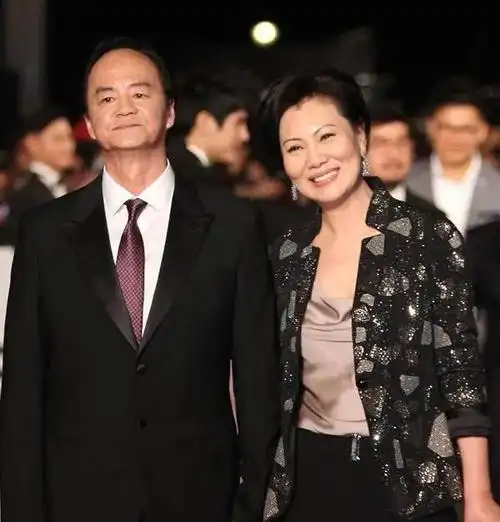 狄龙老婆陶敏明简介(陶敏明14岁就爱上狄龙,相亲相爱53年,如今含饴弄