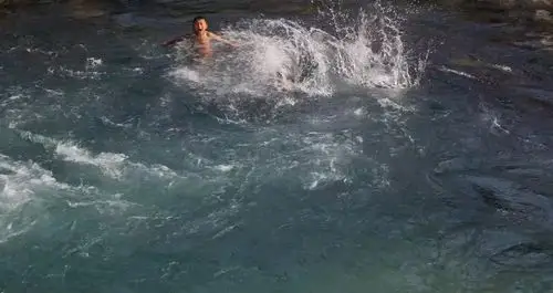 巴马坡月村小孩戏水