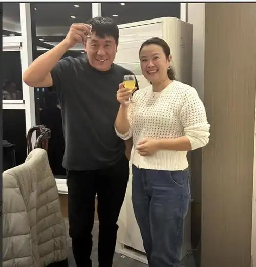 演员何冰:为何结婚几十年0绯闻?看看妻子是谁就知道了