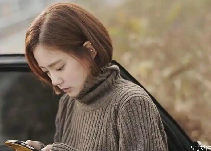 首页 美容 发型短发当然可以拉直,而且有些人拉直了之后造型会更加的