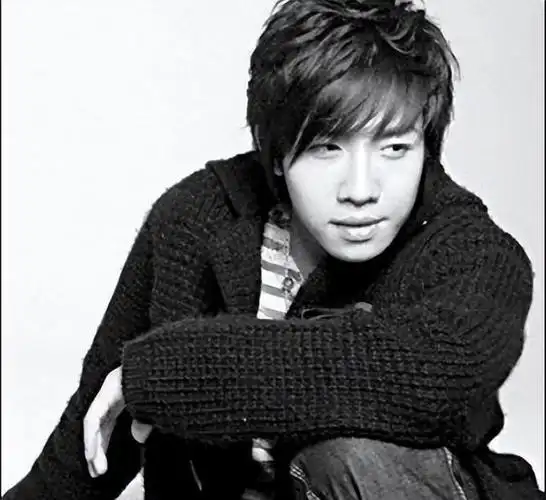 俞灏明曾经是很多年轻女孩心目中的偶像,最开始因出演电视剧《一起来