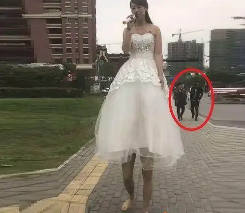 街头惊现两米高女巨人卖唱,吸引不少路人眼光,结果被人当众拆穿