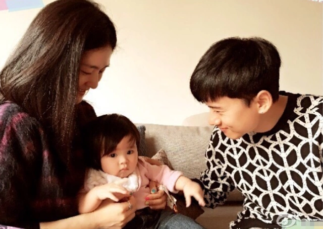 原创谢娜一家四口逛商场张杰陪女儿捞金鱼双胞胎姐妹性格大不同