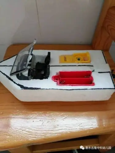 评比内容:这一次的活动是以"变废为宝"的为主题,利用废旧材料制作