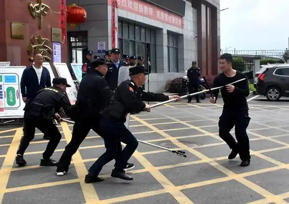 来凤特警大队安保培训进校园夯筑校园安全防护墙