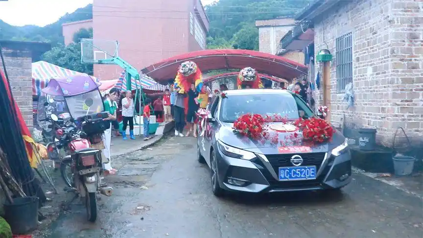 婚礼车队经过博白最美的乡村小路,乡村客车