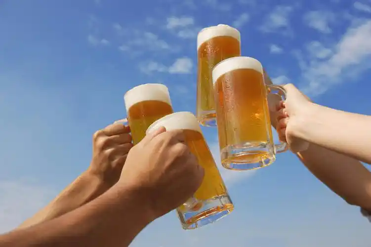 玻璃制品,酒,饮料,蓝色,白云,蓝天,天空,酒杯,啤酒杯,天,干杯,碰杯,托