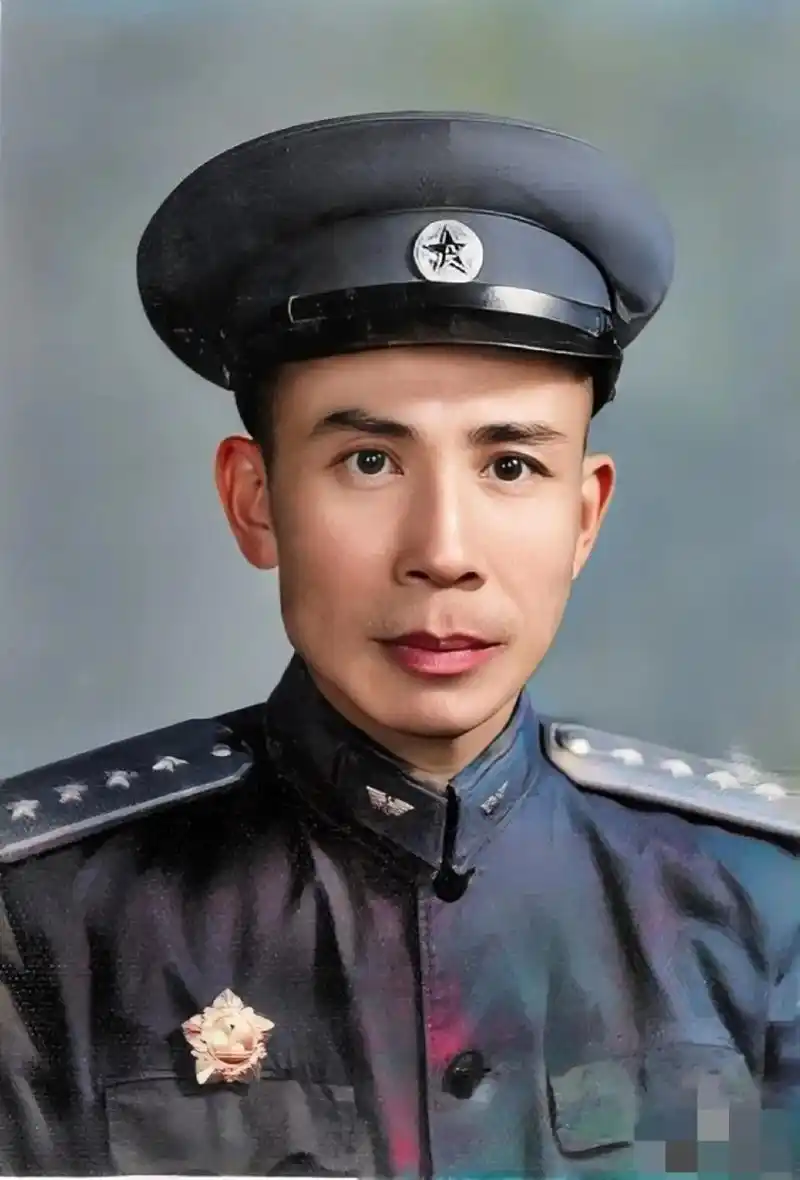 1955年,一名开国大尉,首次参加授衔仪式时,留下了这张照片,镜头中的他
