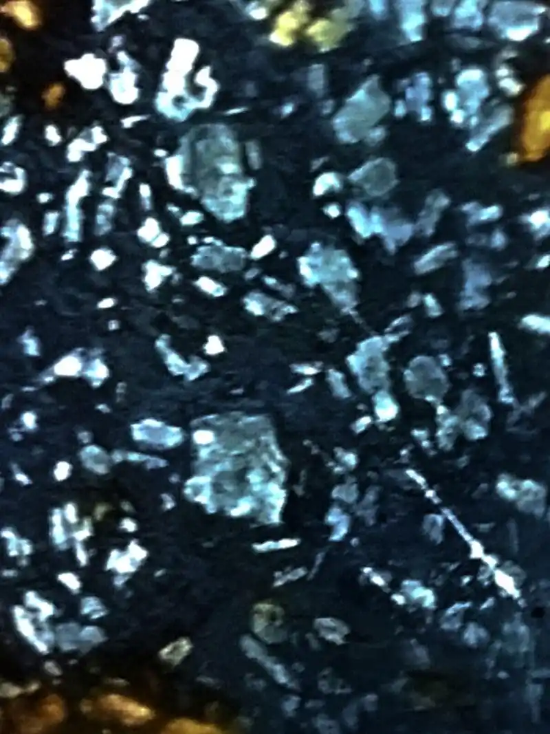 这是一块真品黑宝绿橄榄石铁陨石,图片上是切片橄榄晶体