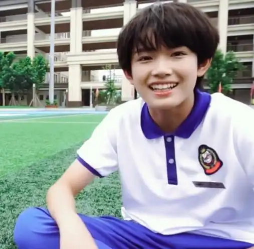 张极进学校啦啦队,跳师兄的歌给选手加油,穿校服素颜很可爱