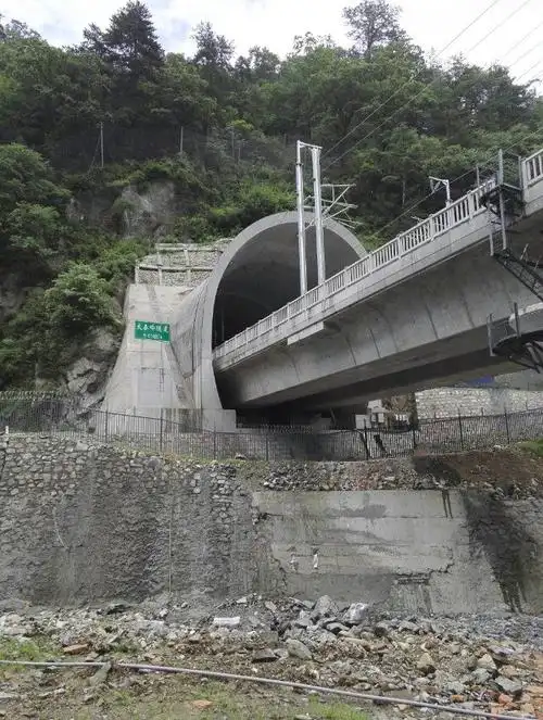 西成高铁秦岭隧道,图片很熟悉的!猜猜在哪见过.