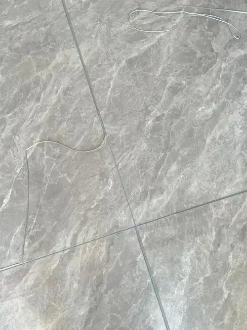 美缝已完成客厅和卫生间用的卡其灰色的美缝剂,阳台和厨房用的便浅一