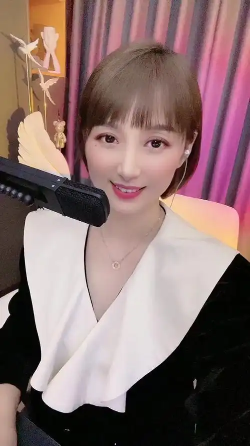 大网红美女梁红深情演唱歌曲《听闻远方有你》,春晚最火歌曲-度小视