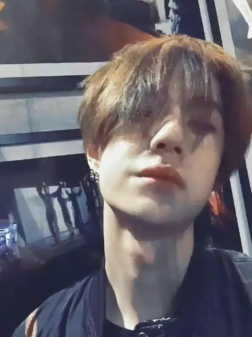 王一博终于晒自拍了