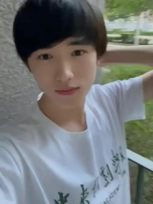 宋亚轩在学校骑平衡车