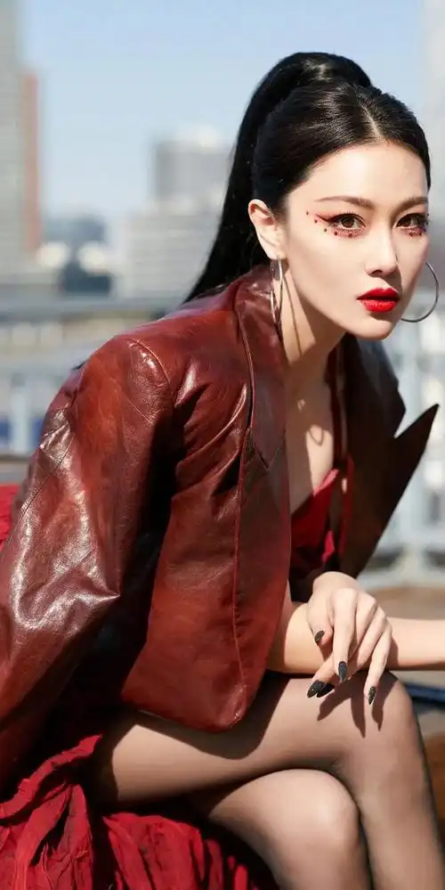 张馨予红色抹胸礼服搭配红色皮衣,真的好美呀