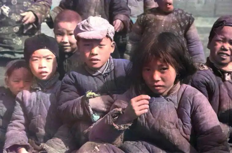 上图为1942年河南灾区饥饿的孩子上图为1942年河南灾区逃荒路上挖的