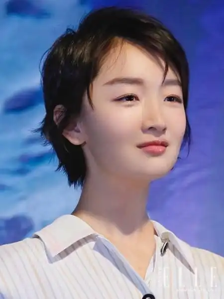 放飞齐耳发一寸 让你性感加十分|短发|明星发型|周冬雨_新浪时尚_新浪