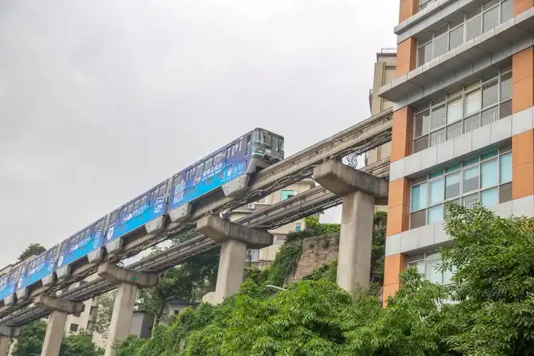 重庆又火了,游客纷纷张嘴"吃轻轨",网友回复:这样才有意思_李子坝