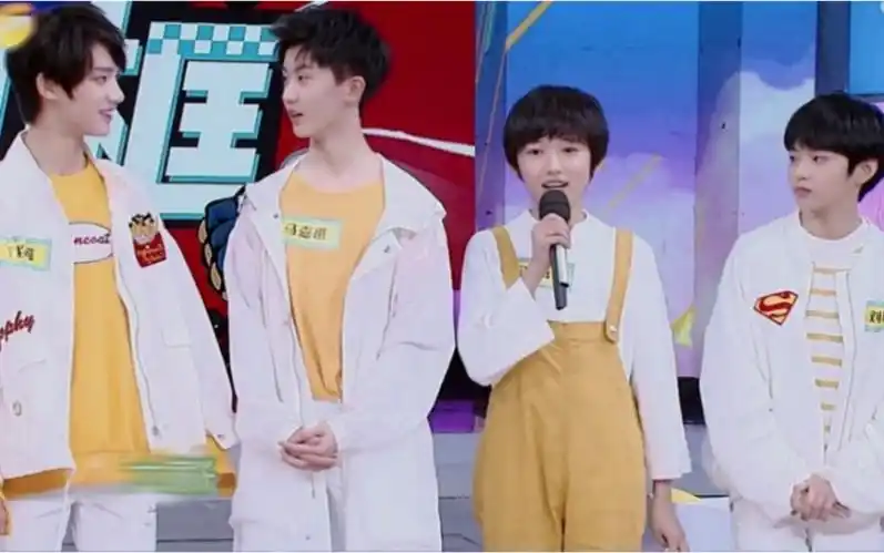 时代少年团祺鑫文轩家有儿女之一家四口