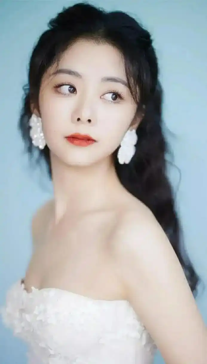 娱乐圈90后女明星颜值都很棒: 李沁 谭松韵 古力娜扎 杨紫 关晓彤