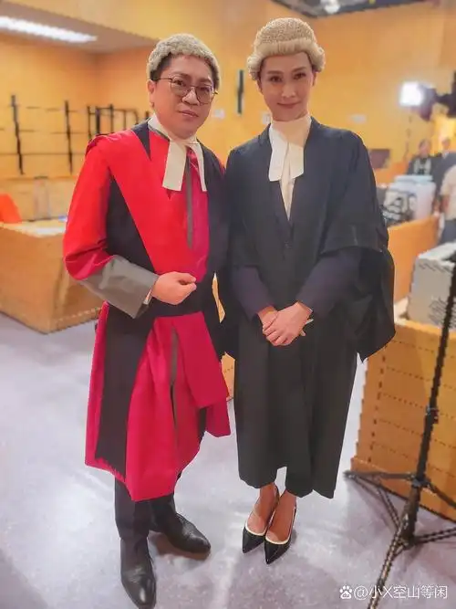 香港的律师和法官戴假发当然是源自香港曾是英国殖民地之故.