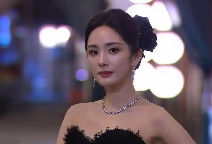 杨幂qg红毯黑色礼服真的太美了-一朵玫瑰8-一朵玫瑰8-哔哩哔哩视频