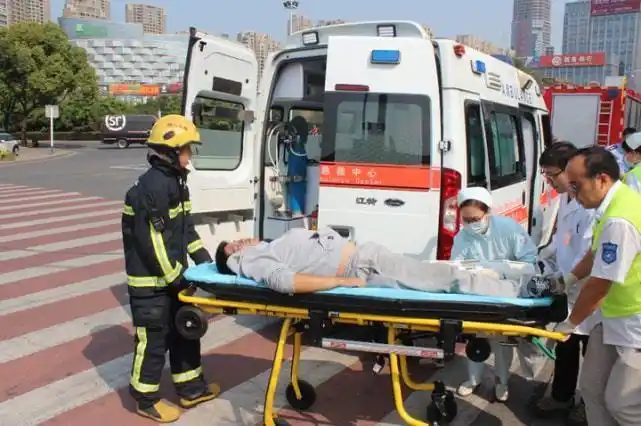 120救护车需要收费那么医护人员有没有义务抬病人下楼