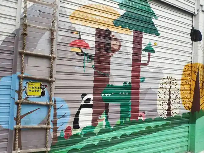 重庆街头现创意涂鸦门面,10个门面卷帘门彩绘成"童话世界"_临街_笔者