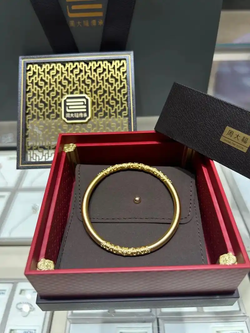 周大福卷草纹手镯.我没开玩笑的,我喜欢它#古法金手镯 #周大 - 抖音