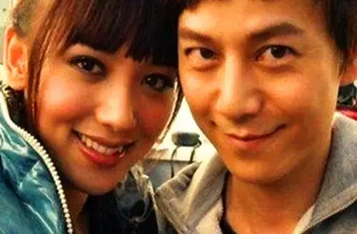 何炅女友王菁相恋十年两人合照曝光