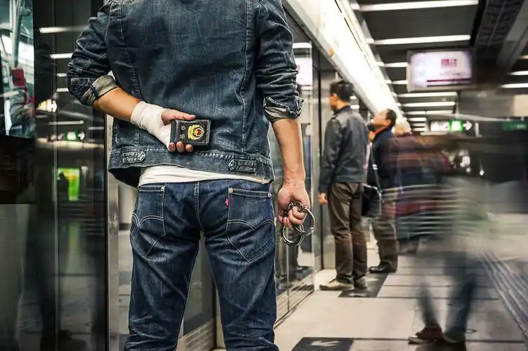 便衣警察的背影