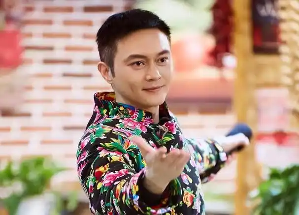 张智霖晒染头发照,对国货品牌非常热爱,使用国产手机和国产手表